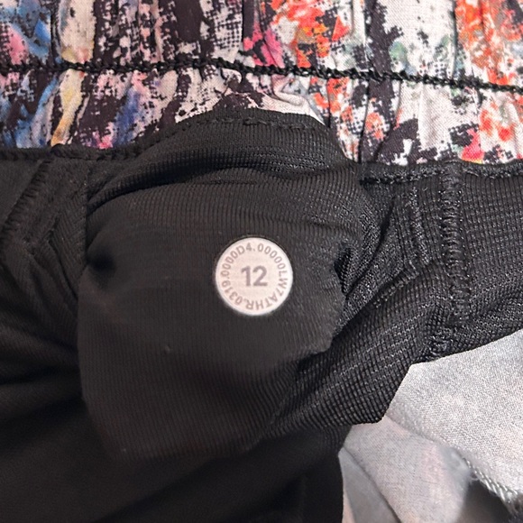 EUC Lululemon Hotty Hot Short II *2.5" in Vitalize Multi / Black size 12 - Picture 7 of 7